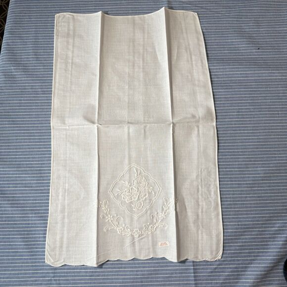 Embroidered Linen Napkins – Set of 12-White Floral Scallop Edge 20 x 13 - Picture 6 of 9